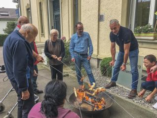 Cervelats brätle auf offenem Feuer